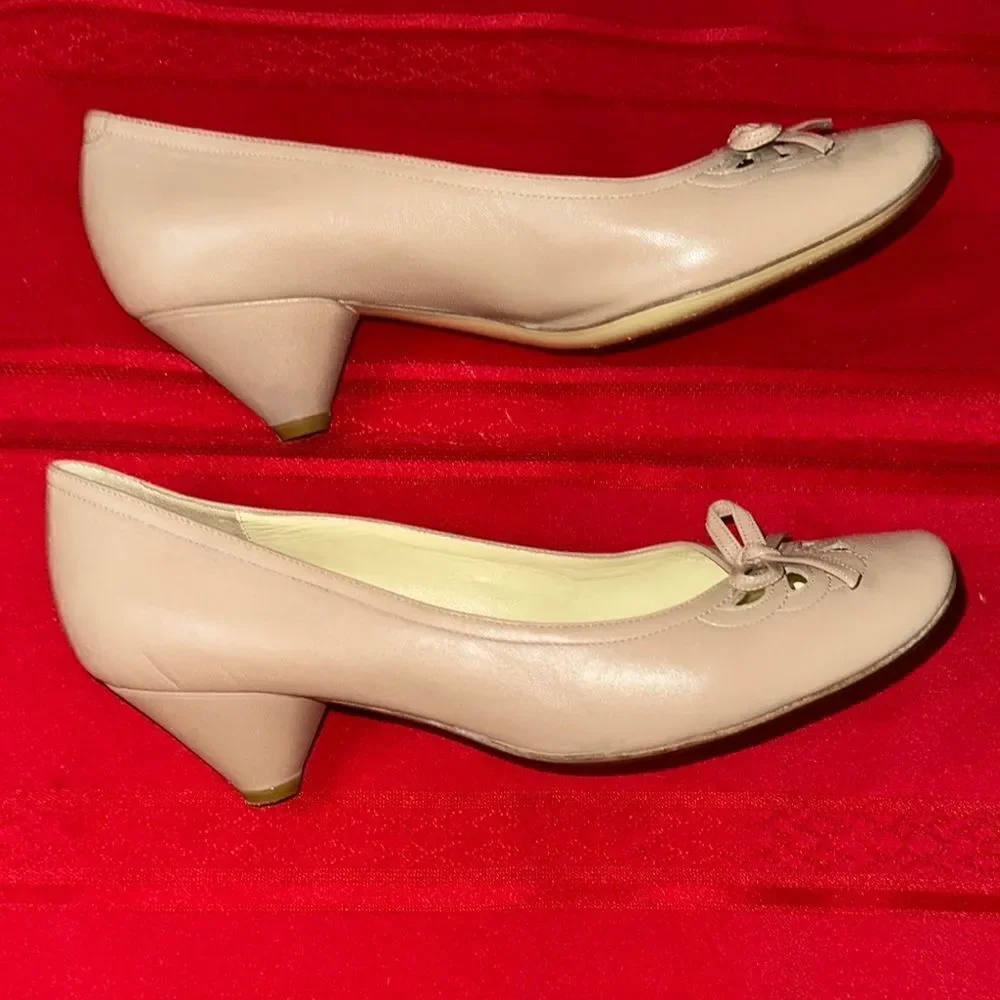 Bruno Magli Made in Italy Tan Mini Heel with Decorative Bow Size 38.5